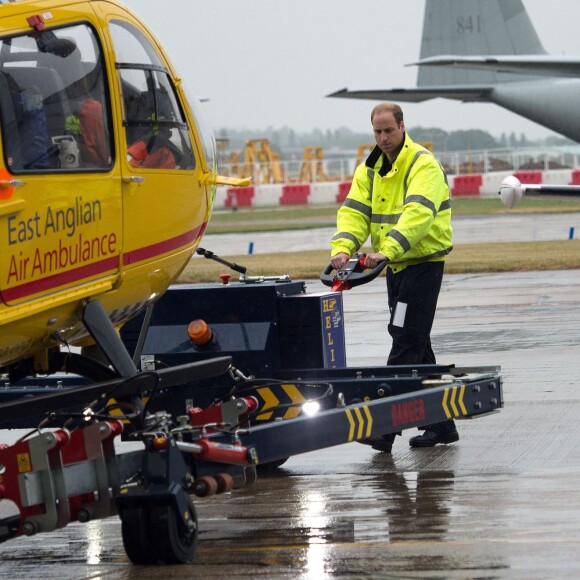 Le prince William, duc de Cambridge, a pris ses fonctions de pilote d'hélicoptère ambulance au sein d'East Anglian Air Ambulance le 13 juillet 2015 à l'aéroport de Cambridge.