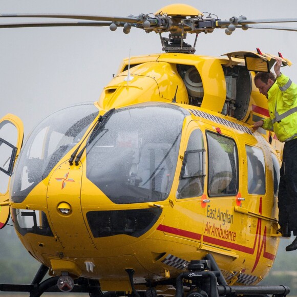 Le prince William, duc de Cambridge, a pris ses fonctions de pilote d'hélicoptère ambulance au sein d'East Anglian Air Ambulance le 13 juillet 2015 à l'aéroport de Cambridge.