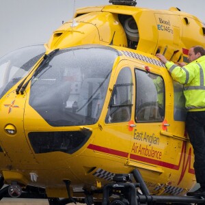 Le prince William, duc de Cambridge, a pris ses fonctions de pilote d'hélicoptère ambulance au sein d'East Anglian Air Ambulance le 13 juillet 2015 à l'aéroport de Cambridge.