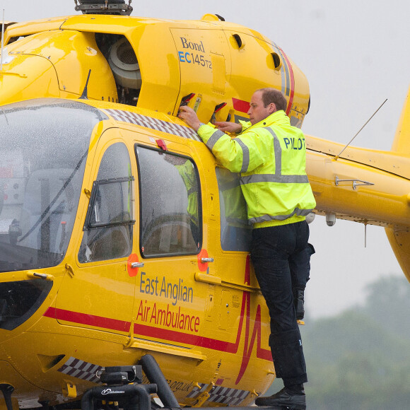 Le prince William, duc de Cambridge, a pris ses fonctions de pilote d'hélicoptère ambulance au sein d'East Anglian Air Ambulance le 13 juillet 2015 à l'aéroport de Cambridge.