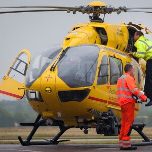 Le prince William, duc de Cambridge, a pris ses fonctions de pilote d'hélicoptère ambulance au sein d'East Anglian Air Ambulance le 13 juillet 2015 à l'aéroport de Cambridge.