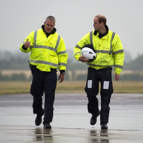 Le prince William, duc de Cambridge, a pris ses fonctions de pilote d'hélicoptère ambulance au sein d'East Anglian Air Ambulance le 13 juillet 2015 à l'aéroport de Cambridge.