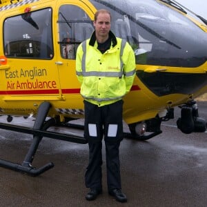 Le prince William, duc de Cambridge, a pris ses fonctions de pilote d'hélicoptère ambulance au sein d'East Anglian Air Ambulance le 13 juillet 2015 à l'aéroport de Cambridge.