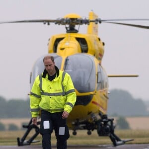 Le prince William, duc de Cambridge, a pris ses fonctions de pilote d'hélicoptère ambulance au sein d'East Anglian Air Ambulance le 13 juillet 2015 à l'aéroport de Cambridge.