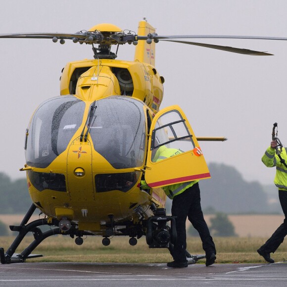 Le prince William, duc de Cambridge, a pris ses fonctions de pilote d'hélicoptère ambulance au sein d'East Anglian Air Ambulance le 13 juillet 2015 à l'aéroport de Cambridge.