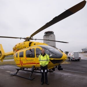 Le prince William, duc de Cambridge, a pris ses fonctions de pilote d'hélicoptère ambulance au sein d'East Anglian Air Ambulance le 13 juillet 2015 à l'aéroport de Cambridge.