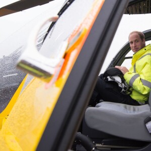 Le prince William, duc de Cambridge, a pris ses fonctions de pilote d'hélicoptère ambulance au sein d'East Anglian Air Ambulance le 13 juillet 2015 à l'aéroport de Cambridge.