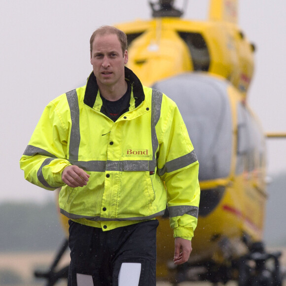 Le prince William, duc de Cambridge, a pris ses fonctions de pilote d'hélicoptère ambulance au sein d'East Anglian Air Ambulance le 13 juillet 2015 à l'aéroport de Cambridge.