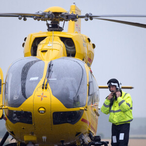 Le prince William, duc de Cambridge, a pris ses fonctions de pilote d'hélicoptère ambulance au sein d'East Anglian Air Ambulance le 13 juillet 2015 à l'aéroport de Cambridge.