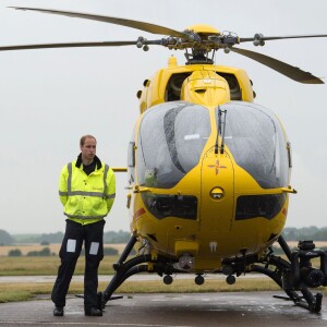 Le prince William, duc de Cambridge, a pris ses fonctions de pilote d'hélicoptère ambulance au sein d'East Anglian Air Ambulance le 13 juillet 2015 à l'aéroport de Cambridge.