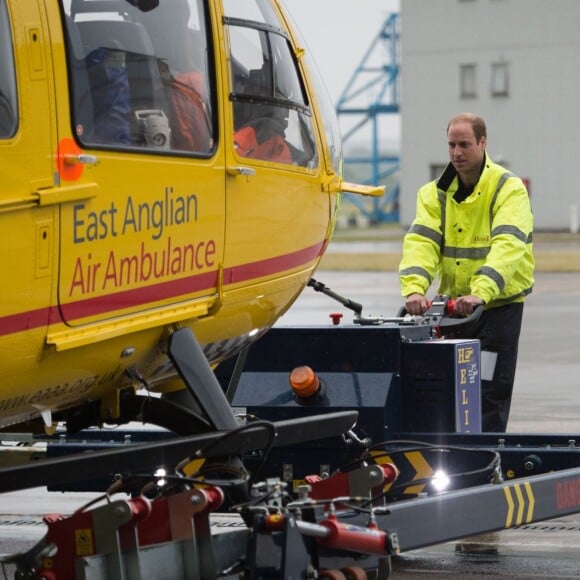 Le prince William, duc de Cambridge, a pris ses fonctions de pilote d'hélicoptère ambulance au sein d'East Anglian Air Ambulance le 13 juillet 2015 à l'aéroport de Cambridge.