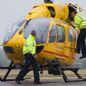 Le prince William, duc de Cambridge, a pris ses fonctions de pilote d'hélicoptère ambulance au sein d'East Anglian Air Ambulance le 13 juillet 2015 à l'aéroport de Cambridge.