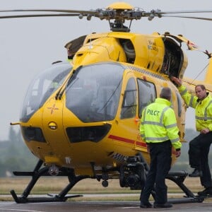 Le prince William, duc de Cambridge, a pris ses fonctions de pilote d'hélicoptère ambulance au sein d'East Anglian Air Ambulance le 13 juillet 2015 à l'aéroport de Cambridge.