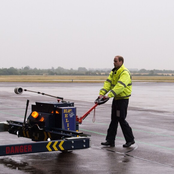 Le prince William, duc de Cambridge, a pris ses fonctions de pilote d'hélicoptère ambulance au sein d'East Anglian Air Ambulance le 13 juillet 2015 à l'aéroport de Cambridge.