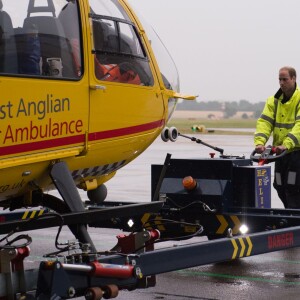 Le prince William, duc de Cambridge, a pris ses fonctions de pilote d'hélicoptère ambulance au sein d'East Anglian Air Ambulance le 13 juillet 2015 à l'aéroport de Cambridge.