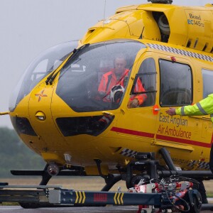 Le prince William, duc de Cambridge, a pris ses fonctions de pilote d'hélicoptère ambulance au sein d'East Anglian Air Ambulance le 13 juillet 2015 à l'aéroport de Cambridge.