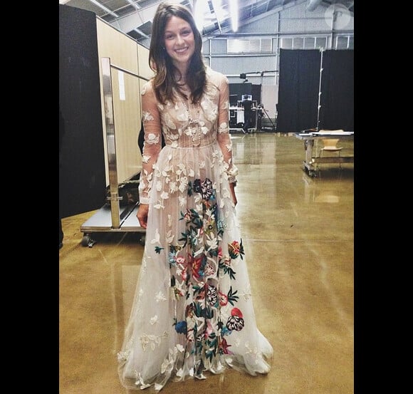 Melissa Benoist porte une robe somptueuse pour un shooting avec le magazine Elle / 2015