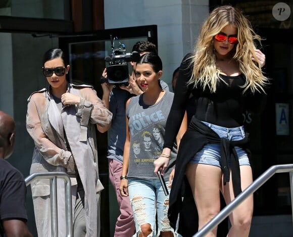 Les soeurs Kim, Khloé et Kourtney Kardashian quittent le restaurant Hugo's à Ahoura Hills, le 14 juillet 2015.