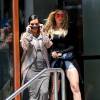 Les soeurs Kim et Khloé Kardashian quittent le restaurant Hugo's à Ahoura Hills, le 14 juillet 2015.