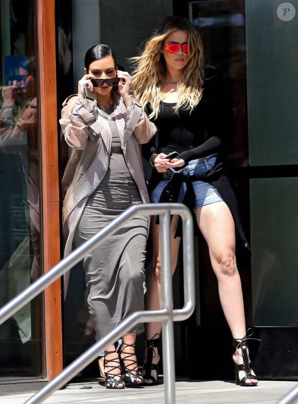 Les soeurs Kim et Khloé Kardashian quittent le restaurant Hugo's à Ahoura Hills, le 14 juillet 2015.