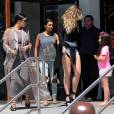  Les soeurs Kim, Khlo&eacute; et Kourtney Kardashian, approch&eacute;es par une jeune admiratrice devant le restaurant Hugo's &agrave; Ahoura Hills, le 14 juillet 2015. 