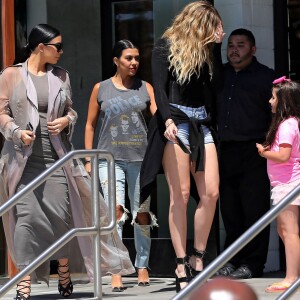 Les soeurs Kim, Khloé et Kourtney Kardashian, approchées par une jeune admiratrice devant le restaurant Hugo's à Ahoura Hills, le 14 juillet 2015.