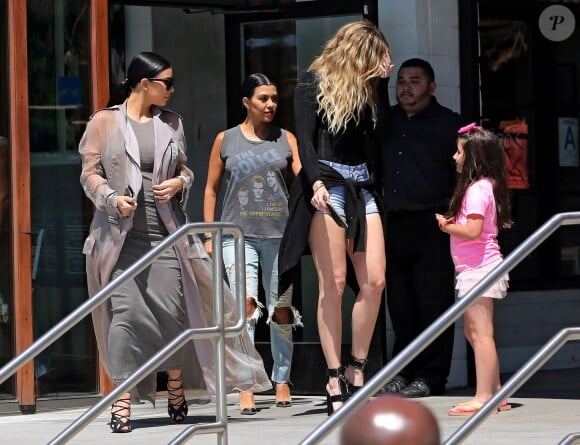 Les soeurs Kim, Khloé et Kourtney Kardashian, approchées par une jeune admiratrice devant le restaurant Hugo's à Ahoura Hills, le 14 juillet 2015.