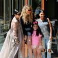 Les soeurs Kim, Khlo&eacute; et Kourtney Kardashian, sollicit&eacute;e par une jeune admiratrice, posent pour une photo souvenir devant le restaurant Hugo's &agrave; Ahoura Hills, le 14 juillet 2015. 