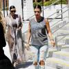Les soeurs Kim et Kourtney Kardashian quittent le restaurant Hugo's à Ahoura Hills, le 14 juillet 2015.