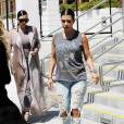 Les soeurs Kim et Kourtney Kardashian quittent le restaurant Hugo's &agrave; Ahoura Hills, le 14 juillet 2015. 