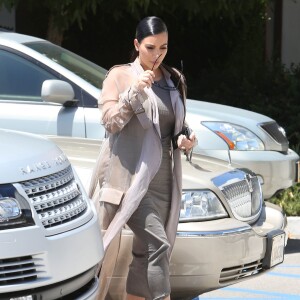 Kim Kardashian, enceinte de son deuxième enfant, arrive au restaurant Hugo's à Ahoura Hills, le 14 juillet 2015.