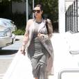  Kim Kardashian, enceinte de son deuxi&egrave;me enfant, arrive au restaurant Hugo's &agrave; Ahoura Hills, le 14 juillet 2015. 