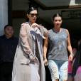  Kim et Kourtney Kardashian quittent le restaurant Hugo's &agrave; Ahoura Hills, le 14 juillet 2015. 