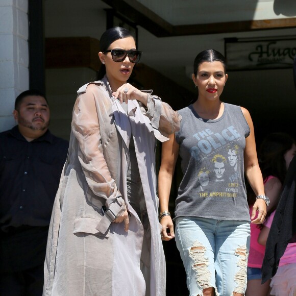 Kim et Kourtney Kardashian quittent le restaurant Hugo's à Ahoura Hills, le 14 juillet 2015.