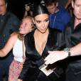 Kim Kardashian, enceinte, va dîner au restaurant à Los Angeles, le 13 juillet 2015. Elle porte une tenue avec des franges.  Kim Kardashian heads to dinner in a plunging jacket and fringed skirt in Los Angeles, on July 13 2015.13/07/2015 - Los Angeles