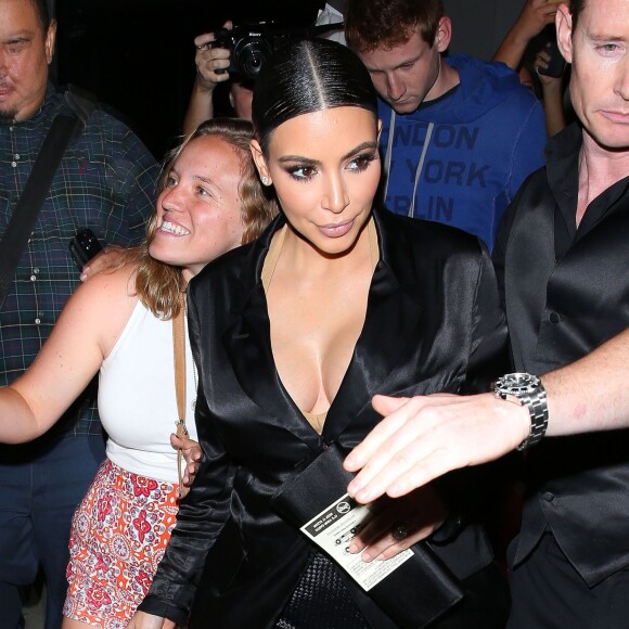 Kim Kardashian, enceinte, va dîner au restaurant à Los Angeles, le 13 juillet 2015. Elle porte une tenue avec des franges.  Kim Kardashian heads to dinner in a plunging jacket and fringed skirt in Los Angeles, on July 13 2015.13/07/2015 - Los Angeles