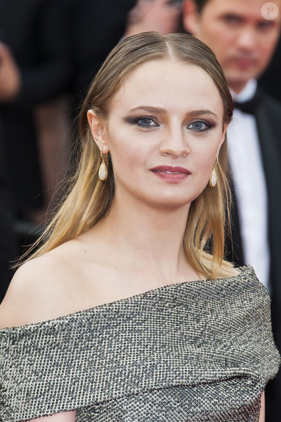 Sara Forestier - Montée des marches du film "La Tête Haute" pour l'ouverture du 68e Festival du film de Cannes le 13 mai 2015.