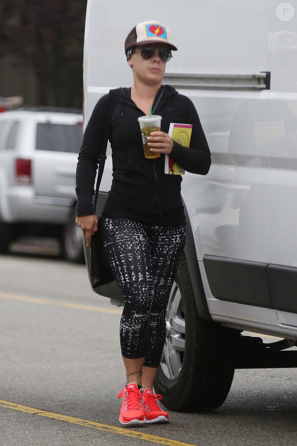 Exclusif - No Web No Blog - La chanteuse Pink a crevé un pneu de sa voiture en se rendant à son cours de gym à Santa Monica. Appelé à l'aide, son mari, Carey Hart, est venu la chercher pour la conduire à son cours. Le 11 juin 2015  