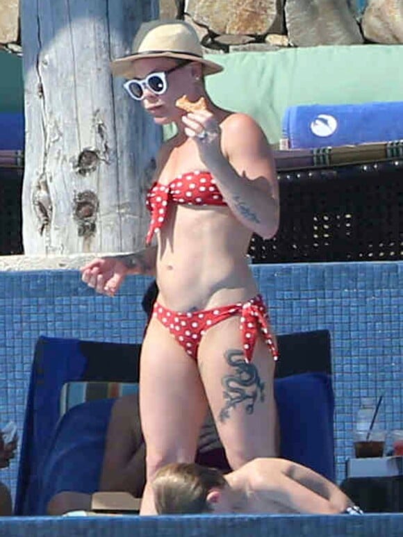 La chanteuse Pink, son mari Carey Hart et leur fille Willow profitent de leurs vacances a Mexico, le 2 octobre 2013. 