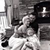 Sur Twitter, la chanteuse Pink a ajouté une photo avec sa fille Willow et son mari Carey Hart le 13 décembre 2013