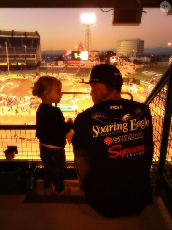 Sur Twitter, la chanteuse Pink a ajouté une photo de sa fille Willow et son mari Carey Hart le 2 février 2014