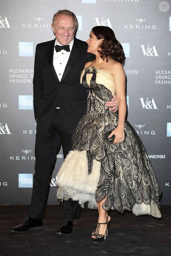 François-Henri Pinault et sa femme Salma Hayek - Photocall du gala "Alexander McQueen : Savage Beauty" au Victoria and Albert Museum à Londres, le 12 mars 2015.