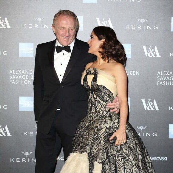 François-Henri Pinault et sa femme Salma Hayek - Photocall du gala "Alexander McQueen : Savage Beauty" au Victoria and Albert Museum à Londres, le 12 mars 2015.