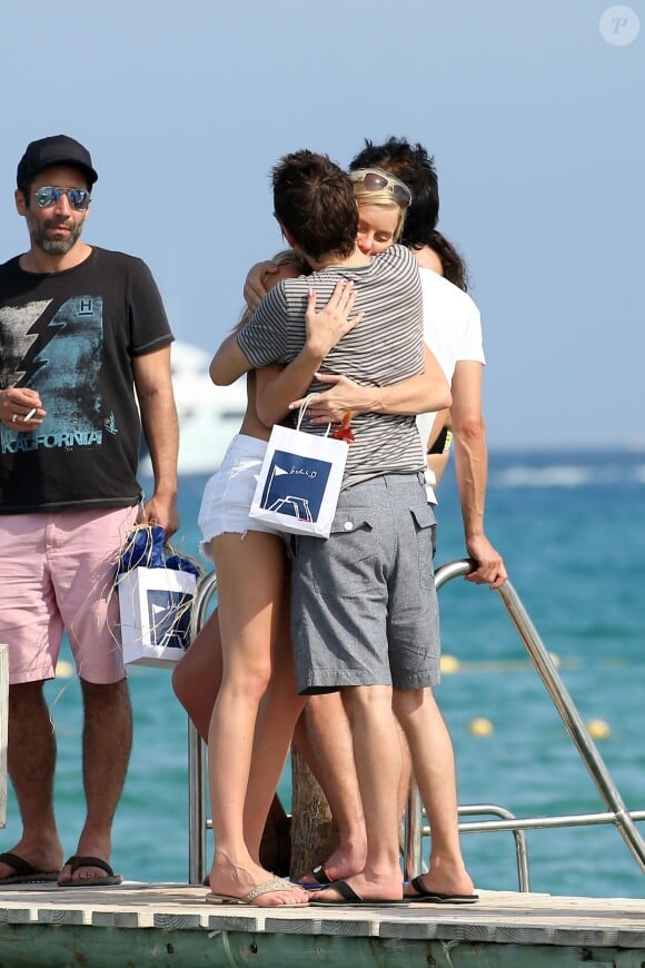 Matthew Bellamy et Elle Evans s'embrassent longuement avant d'embarquer sur leur annexe à Saint-Topez le 15 juillet 2015.