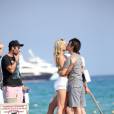  Matthew Bellamy et Elle Evans s'embrassent longuement avant d'embarquer sur leur annexe &agrave; Saint-Topez le 15 juillet 2015. 