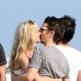  Matthew Bellamy et Elle Evans s'embrassent longuement avant d'embarquer sur leur annexe &agrave; Saint-Topez le 15 juillet 2015. 
