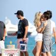  Matthew Bellamy et Elle Evans s'embrassent longuement avant d'embarquer sur leur annexe &agrave; Saint-Topez le 15 juillet 2015. 