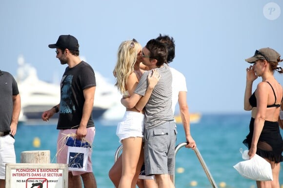 Matthew Bellamy et Elle Evans s'embrassent longuement avant d'embarquer sur leur annexe à Saint-Topez le 15 juillet 2015.