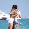 Matthew Bellamy et Elle Evans s'embrassent longuement avant d'embarquer sur leur annexe à Saint-Topez le 15 juillet 2015.