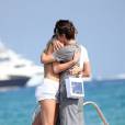  Matthew Bellamy et Elle Evans s'embrassent longuement avant d'embarquer sur leur annexe &agrave; Saint-Topez le 15 juillet 2015. 